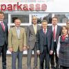 Neueröffnung: Dazu kamen (von links) Vorstandsmitglied Sparkasse Bad Kissingen Michael Rendl, Landrat Thomas Bold, Oberbürgermeister Kay Blankenburg, Vorstandsvorsitzender Sparkasse Bad Kissingen, Roland Friedrich und die Geschäftsstellenmitarbeiter Otto Weberbauer und Sandy Hammermeister sowie Marktbereichsleiter Christoph Behr.