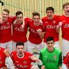 (cam)   Den Sieg bei der Hallenkreismeisterschaft in Rottendorf hat sich die U 17 des FC Würzburger Kickers gesichert. Nach einer umkämpften Vorrunde zogen die Rothosen als erster der Gruppe A ins Halbfinale ein, wo es im Duell mit dem FV Karlstadt zu einer Neuauflage der Begegnung von der Hallenkreismeisterschaft kam. Nach einem 3:1-Sieg zog die Mannschaft von Dirk Pschiebl ins Finale ein, wo sie auf Aschaffenburg traf. Zwar ging die Viktoria in Führung, doch ließ die Antwort der Kickers nicht lange auf sich warten. Malik Thiam traf zum Ausgleich und Manuel Jungklaus gelang kurz vor Ende in Überzahl der Führungstreffer. Aschaffenburg drängte auf den Ausgleich, doch die Rothosen ließen nichts anbrennen. Über den Erfolg freuten sich: (hinten von links) BFV-Bezirksjugendleiter Wolfgang Hellert, Kickers-Trainer Dirk Pschiebl, Simon Schalk, Manuel Jungklaus, Josua Szabo, Sandro Hammes, Marlow Akkus, Leart Jasiqui, Kickers Co-Trainer Tristan Hofmann, (vorne von links) Nikolas Wilhelm, Malik Thiam, Kevin Myers, Sobhan Noroozi und Armir Sylai.
