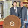 Originalfund: Zur Eröffnung der Sonderausstellung „Kunsthandwerk des frühen Mittelalters aus Bayern“ konnten Museumsleiter Andreas Rottmann (Dritter von rechts) und Mitarbeiterin Anna Morra-Stein (rechts) die Kulturmanagerin des Landkreises Astrid Hedrich-Scherpf (links) begrüßen sowie Bürgermeister Thomas Helbling und Renate Knaut von der vhs und vom Jugendkulturnetzwerk.