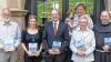 50 Rhöner Ausflugstipps: Das neue Rhönbuch stellten vor (von links): Herbert Schneider (Vertrieb), Vicki Schirdewahn (Mediengestaltung), Thomas Imhof, Michael Pfaff mit Tochter Noura, Verfasserin Regina Rinke und Pater Stanislaus.