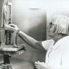 Emy Roeder 1970 in ihrem Mainzer Atelier bei der Arbeit am Tonmodell „Zwei Frauen im Gespräch“.