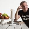 (jogi)   Ein aufwendiges Genehmigungsverfahren der Bauaufsichtsbehörde des Landratsamtes Main-Spessart hat nach acht Wochen ein für den Veranstalter Sinngrund-Event aus Burgsinn positives Ende gefunden. Für die Comedy-Veranstaltung mit Michl Müller und seinem Programm „Müller... nicht Shakespeare“ am Freitag, 23. März, um 20 Uhr wurde dem Antrag auf Erteilung einer Sondergenehmigung zur Erhöhung der Besucherzahl in der Sinngrundhalle stattgegeben. Statt bisher 800 dürfen sich nun 1250 Besucher am Programm des selbst ernannten „Dreggsagg“ aus Bad Kissingen erfreuen, informiert der Veranstalter in einer Pressemitteilung. Einlass ist gegen 19 Uhr. Tickets gibt es in den Filialen von Krug-Optik in Burgsinn und Gemünden oder unter www.Sinngrund-Event.de.