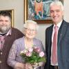 Jubilarin Ingeborg Jannek mit zwei der zahlreichen Gratulanten zu ihrem 90. Geburtstag, Marktheidenfelds Drittem Bürgermeister Martin Harth (links) und dem evangelischen Pfarrer Bernd Töpfer.