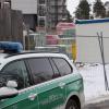 Umstellt von Fahrzeugen des Zoll war am Dienstag die Baustelle des Rhön-Klinikums.