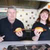 Bratwurst gefällig? Nach drei Monaten Zwangspause stehen Roland Fuchs und seine Tochter Daniela jetzt wieder hinter Theke des Kiosks am Schwarzen Moor.