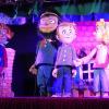 (sfe)   Um Freundschaft und Abenteuer ging es bei der Vorstellung vom Theater Maatz, das dieses Wochenende auf der Martinswiese in Marktheidenfeld gastierte. Am Sonntagvormittag besuchten rund 60 Zuschauer das Stück „Pippi Langstrumpf im Taka-Tuka-Land“. Dabei erlebte Pippi, die zusammen mit ihrem Pferd namens „Kleiner Onkel“ und dem Affen „Herr Nilsson“ in der Villa Kunterbunt lebt, viele Abenteuer. Mit  ihren Freunden Tommy und Annika machte sie sich auf eine spannende Reise, um ihren Vater zu suchen. Dabei begegneten sie einem Krokodil, das ihnen half, die Räuber zu veräppeln, und so befreiten sie am Ende den Vater aus den Händen der Räuber. Bei dem 50 Minuten langen Stück wurden die Kinder auch mit einbezogen und sie halfen Pippi mit vielen Hinweisen, ihren Vater zu finden. Die dreijährige Elisa aus Glasofen fand die Pippi am besten und dem ebenfalls dreijährigen Luis aus Erlenbach hatte es besonders das Krokodil angetan. Wer die Vorstellungen in Marktheidenfeld verpasst hat, hat die Möglichkeit, das Stück vom 16. bis 25. Februar in Würzburg zu sehen.