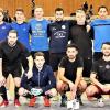 Die Teams im Endspiel: vorne „Orient-Shop 01“ aus Marktheidenfeld und hinten „Balkan-Mix“ aus Wertheim mit Schiedsrichter Yusuf Çelik aus Lohr und Turnierleiter Çevat Keçeli.