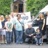 (tm)   Zum Sommerfest des Johanna-Kirchner-Hauses der Arbeiterwohlfahrt (AWO) in Marktbreit traf ein neuer Bus ein. Die Aktion Mensch (früher Aktion Sorgenkind) hatte den Bus der Marktbreiter Einrichtung spendet. „Mit dem Neunsitzer wollen wir raus in die Welt“, erläuterte der Leiter des Hauses, Franz Bernitzky (kniend). Mit im Bild Bernitzkys Stellvertreterin Ulrike Schürger und der stellvertretende Landrat Robert Finster sowie Gerald Möhrlein (AWO-Kreisvorsitzender).