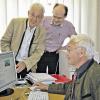 Internet für Ältere: Dieter Stich (links), Vorsitzender des Vereins „Senioreninfo-Mainfranken“, stellt Landrat Rudolf Handwerker (rechts) und Dieter Sauer, Leiter des Amtes für Soziales und Senioren, das neue Internetportal vor, das jetzt auf den Landkreis ausgeweitet werden soll.