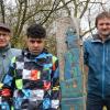 Mit dieser Stele machen (von links) Stephan Becker, Leiter der Mönchbergschule, Sipan, ein Schüler aus der Sprachanfangsklasse, und Projektleiter Marco Schraud auf das Recht von Kindern auf Bildung aufmerksam.