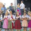 (ph)   Das 43. Rödelseer Weinfest hatte bei bestem Wetter einen sehr guten Start. Traditionsgemäß hat die Weinprinzessin bei der Eröffnungsfeier immer das letzte Wort. Doch bevor die vor erst zwei Wochen inthronisierte neue Annalena König ihr erstes Weinfest mit einer Würdigung der Rödelseer Weine und einem kräftigen Schluck aus dem Weinrömer eröffnete, hatten Bürgermeister Burkhard Klein und der Geschäftsführer der Weinfestgesellschaft Christian Heß Willkommensgrüße gesprochen. Dabei wies sich der Bürgermeister als wahrer Sprachenkenner aus. Er trug seine Begrüßung mehrsprachig vor, darunter in Portugiesisch, wohl um die Verbindung Rödelsees zu einem Partnerort in Brasilien aufzuzeigen. Davor gab es einen einstündigen Empfang für Ehrengäste im angenehm kühl temperierten Gewölbekeller des Schlosses Crailsheim. Auch hier verblüffte der Bürgermeister die Festgesellschaft mit der Bemerkung, dass das Weinfest in diesem Jahr in die Verlängerung gehe. Er meinte aber die über das Wochenende in das Zeitmesssystem zusätzlich  eingefügte Schaltsekunde, damit der  Gregorianische Kalender korrekt bleibt. Im Bild Weinprinzessin Annalena König im „Dreigestirn“ mit Bürgermeister Burkhard Klein (links) und Weinfestgeschäftsführer Christian Heß. Auf der Bühne hatte sich schon die Kapelle „Die Grumis“ eingerichtet und vorne gaben Hoheiten aus Wein- und Gartenbau den Rahmen. An diesen Montag, 2. Juli, geht das Rödelseer Weinfest 2012 in seine letzte Runde.
