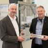 Schlüsselübergabe von CEO Rainer Kurtz (rechts) an Conline Geschäftsführer Matthias Sacher.