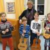 Erfolgreich beim Wettbewerb „Jugend musiziert“ (vorne von links): Constantin Schlensok, Janus Heilgenthal, Pauline Braun und Luna Rüthlein mit Lehrerin Petra Breitenbach; es fehlt: Flavia Klotz