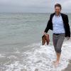 Der schleswig-holsteinische Umwelt- und Landwirtschaftsminister Robert Habeck am Strand auf der Düne vor Helgoland.