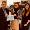 Das Autohaus Kühnl in Haßfurt unterstützt die Lebenshilfe Haßberge e. V. und spendet die Einnahmen der Tombola ihres dritten Christbaummarktes. Wie das Unternehmen mitteilt, überreichte Joelle Nadine Eck, die Juniorchefin und Marketingverantwortliche BMW (Mitte) gemeinsam mit Stefanie Hofmann, der Serviceassistentin und Marketingverantwortlichen Peugeot (rechts) den symbolischen Scheck über 600 Euro an den Geschäftsführer der Lebenshilfe Haßberge e. V., Olaf Haase (links).
