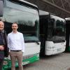 SPD-Bundestagsabgeordneter Bernd Rützel (links) und Thomas Lannig von Omnibusverkehr Franken GmbH (rechts) sprachen über den Öffentlichen Personennahverkehr in Main-Spessart und besichtigten den OVF-Fuhrpark.