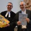 Seit 40 Jahren versieht Kirchenmusikdirektor Thomas Riegler (rechts) das Amt des Organisten. Dieses Jubiläum würdigte Dekan Matthias Büttner im Gottesdienst in der Christuskirche in Bad Neustadt.