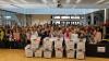 (cr)   Der Elternbeirat der Dreiberg Schule Knetzgau hat an die Schule zwölf Spielboxen im Wert von 2500 Euro übergeben. Beim Tag der offenen Tür anlässlich der abgeschlossenen Schulrenovierung im Mai 2017 war durch den Verkauf von Kaffee und Kuchen ein beachtlicher Überschuss erwirtschaftet worden. Ein großer Teil des Geldes kommt jetzt den Schülern zugute. Jede Grundschulklasse erhält je eine Kiste, gefüllt mit Spielsachen für die Gestaltung des Pausenaufenthaltes. Für die Mittelschüler steht eine größere Kiste mit Inhalt bereit. Rektorin Antje Schorn freute sich, im Beisein der Elternbeiratsvorsitzenden Sandra Reßmann und Nadine Vogt-Pantazis (von rechts), die Spielsachen an die jeweiligen Klassenlehrer und Schüler zu übergeben.