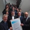Jetzt haben sie es schwarz auf grau: Der Freistaat Bayern fördert das Digitale Gründerzentrum in Lohr und Aschaffenburg mit mehr als drei Millionen Euro. Vorne, von links: Dieter Gerlach (Geschäftsführer der Stadtwerke Aschaffenburg), Justizminister Winfried Bausback, Lohrs Bürgermeister Mario Paul und Jochen Lange, Vizepräsident der Regierung von Unterfranken.