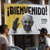 Passanten in Santiago de Chile vor einem Plakat, auf dem Papst Franziskus willkommen geheißen wird. Franziskus wird vom 15. bis zum 18. Januar Chile bereisen.Francisco Flores, dpa