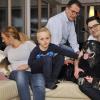 Zwei Hunde, eine große Familie: Psychologin Carolin Lager mit den Vierbeinern, Sohn Simon, Schwiegervater Thomas Kühnert und Schwager Moritz Kühnert.