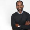Vom Flüchtlingsjungen zum Herzchirurgen: Umeswaran Arunagirinathan, Arzt am Rhön-Klinikum Bad Neustadt, hat ein Buch zum Thema Integration geschrieben. Weil er sie selbst erfahren hat.  „Ich sehe aus wie eine Palme aus Sri Lanka, aber meine Wurzeln sind von deutscher Eiche“ – wenn jemand über Integration sprechen kann, ist es Umeswaran Arunagirinathan. Am Rhön-Klinikum Bad Neustadt absolviert der Mediziner gerade seine Facharzt-Ausbildung zum Herzchirurgen. Und Kollegen und Patienten nennen den 39-Jährigen einfach Dr. Umes – weil sein srilankischer Name für viele deutsche Zungen einfach unaussprechbar ist. Umes, so hatte ihn schon seine Mutter in Sri Lanka genannt. Damals, als er noch so klein war, dass ihn sein Vater auf den Schultern durch die Reisfelder trug. In einem Alter, in dem er glaubte, das Schrecklichste, was ihm im Leben begegnen könnte, sei ein wilder Elefant. Vor dem, so lehrten ihn die Eltern beim Durchqueren des Dschungels, müsse man stets im Zickzackkurs fliehen. Seither weiß der tamilische Junge: Der direkte Weg ist nicht immer der beste. Und: Bei allen Umwegen darf man nie sein Ziel aus den Augen verlieren.   Schlimmer als jeder Elefant war am Ende der Bürgerkrieg. Mit ihm kamen die tief fliegenden Hubschrauber, die Raketen und der Tod. Im Alter von zwölf Jahren, Anfang der 90er Jahre, floh Umes aus seiner Heimat Sri Lanka. Die Gefahr, als tamilischer Junge von der Rebellenarmee, den Tamil Tigers, als Kämpfer rekrutiert oder von Regierungssoldaten verschleppt zu werden, wurde zu groß. Die Mutter wollte den ältesten Sohn in Sicherheit wissen und schickte ihn dafür ins Ungewisse.  Umes' Schwester war zu diesem Zeitpunkt schon gestorben. Nierenversagen. „Ihre Krankheit war heilbar, aber wegen des Krieges hat sie die medizinische Versorgung, die sie hätte retten können, nicht bekommen“, sagt Umes. Für ihn war seitdem klar: Er muss Arzt werden.   Allein, ohne Eltern und Geschwister, als unbegleiteter Flüchtling war er acht Monate unterwegs, bis er sein Ziel Hamburg erreichte. Dort lebte ein Onkel, dort sollte der Familienälteste die Schule besuchen. Die Familie hatte sich hoch verschuldet, um das Geld für die Schlepper zusammenzubekommen.  Von seiner langen Flucht durch Asien und Afrika, von Hunger, Durst, Krankheit und Angst erzählt Umes in seinem ersten, 2006 erschienenen Buch „Allein auf der Flucht“. „Der fremde Deutsche“, heißt die Fortsetzung, die Ende 2017 erschien. „Ich bin kein Schriftsteller“, sagt Umes, „ich bin ein Erfahrener“.   Entsprechend ist das Buch auch kein Traktat über Integration, sondern ein autobiografischer Roman: Umes‘ Geschichte, der den deutschen Traum lebt, ein beeindruckendes Aufstiegsmärchen von einem Flüchtlingsjungen, der Abitur macht, Medizin studiert und auf dem besten Weg ist renommierter Herzchirurg zu werden. Es ist ein ehrliches Buch, das auch die enormen Anstrengungen, Stolpersteine und Herausforderungen auf dem Weg dahin nicht verschweigt. „Der fremde Deutsche“ Umes ist vor allem eines: Optimist und Menschenfreund. Mit Nelson Mandela glaubt er: Wer Hass lernen kann, kann auch lieben lernen. Denn Liebe sei ein viel natürlicheres Empfinden. Er preist die Lehrer, die ihn an der Gesamtschule im Hamburger Problembezirk Mümmelmannsberg unterstützten, die Menschen, die nach dem Abitur seine geplante Abschiebung verhinderten. Ohne dabei jene Patienten zu verschweigen, die sich auch heute noch nur ungern von einem dunkelhäutigen Arzt behandeln lassen. Einzelfälle, aber sie begegnen ihm. Statt in seine Augen blicken sie an die Wand, auf seine Fragen antworten sie mit Schweigen.   Deren Vorurteile lassen Umes unbeeindruckt. „Das sind für mich Patienten wie alle anderen auch.“ Und Umes behandelt sie. „Guter Junge“, war das Schönste, was einer von ihnen bei seiner Entlassung zu Umes sagte. „Vielleicht habe ich mit meinem Verhalten einem 80-jährigen Mann die Chance gegeben, nicht als Rassist zu sterben.“ Trotz allem gibt es Sätze, die Umes nicht mehr hören kann. „Du sprichst aber gut Deutsch“, ist so einer. Seit er 2015 zur Facharztausbildung in Bad Neustadt ist, begegnet der ihm immer, immer wieder. „Kein Wunder“, pflegt er lachend zu antworten, schließlich sei er Hamburger und dort werde Deutsch gesprochen. „In der Regel sind diese Menschen eher neugierig als fremdenfeindlich“, weiß Umes.   Es schmerzt ihn trotzdem, dass er aufgrund seiner Hautfarbe in den Augen vieler immer der Nicht-Deutsche bleiben wird. Umes' eigenes Empfinden ist ganz anders: Nicht nur, weil er mittlerweile auch offiziell deutscher Staatsbürger ist. Er fühlt sich auch deutsch: „Meine Wurzeln sind auf deutschem Nährboden groß geworden.“ Umes ist stolz auf die deutsche Verfassung und das Grundgesetz. Die alte Heimat Sri Lanka, vor allem das in vielen Köpfen zementierte Kastenwesen, ist dem Arzt fremd geworden.   Stolz ist er auch auf Angela Merkel. Das sage er als Nicht-CDU-Wähler und SPD-Mitglied. Denn sie habe im entscheidenden Moment Flüchtlingen die Tür geöffnet. „Das ist nicht typisch für uns Deutsche. Bevor wir etwas tun, überlegen wir normalerweise gründlich.“ Sie hingegen handelte rein humanitär, christlich, menschlich. Doch dabei, findet Umes, dürfe man es nun nicht bewenden lassen. Der ehemalige unbegleitete Flüchtling hat klare Forderungen an die Politik. „Jetzt müssen wir umso vernünftiger sein: Unsere Aufgabe ist es, mit diesen Menschen zu kommunizieren.“ Dafür sei es unerlässlich, dass die Flüchtlinge die deutsche Sprache lernen. Verpflichtend. „Jemand ist nicht freiwillig Flüchtling geworden, aber er ist freiwillig vor meiner Tür gestanden. Er hätte auch beim Nachbarn klopfen können.“  Nun müsse man konsequent sein, die Neuankömmlinge über die Regeln dieses Hauses unterrichten – man dürfe nicht den Fehler machen und davon ausgehen, dass sie diese kennen –  und diese dann mit Nachdruck durchsetzen. „Wenn jemand unsere Verfassung und unsere Grundgesetz nicht akzeptiert, hat er in Deutschland nichts verloren.“ Wie wichtig, aber auch schwierig das mitunter ist, hat Umes selbst in Bad Neustadt erlebt, als er einen 18-jährigen syrischen Flüchtling als Untermieter bei sich aufnahm. „Anfangs war ich enttäuscht“, erzählt Umes offen. Der Junge sei alles andere als dankbar gewesen, wünschte sich eine eigene Wohnung, einen großen Fernseher. Wer das bezahlen sollte, darüber hatte sich der 18-Jährige keine Gedanken gemacht. „Ich musste Aufklärungsarbeit leisten. Ihm von Steuergeldern erzählen. Ihm sagen: Ich bin einer von Deutschland, der das finanziert.“ Nach und nach habe der Junge mehr Verständnis entwickelt.  Muss es eine Grenze für humanitäres Handeln geben? Darüber hat sich Umes Gedanken gemacht: „Es gibt keine Maßlosigkeit im Haben und Handeln. Aber die Frage ist: Können wir als Menschen diese Grenze definieren?“ Er hat Zweifel. Zulässig ist es in Umes Augen aber durchaus, humanitäres Handeln mit gesellschaftlichem Gewinn zu kombinieren. Gerade am Rhön-Klinikum, wo der Anteil an ausländischen Ärzten sehr hoch sei, sehe er die Vorteile von Zuwanderung. Im Bereich Pflege und Gesundheitswesen könne der Bedarf an Arbeitskräften in Deutschland schon jetzt nicht mehr gedeckt werden. „Warum machen wir die Flüchtlingspolitik nicht zur Zuwanderungspolitik?“ Notleidende aufnehmen, aber zugleich Bedingungen formulieren, im Sinne von: „Wir nehmen dich auf, bilden dich aus, dafür musst du soundso viele Jahre in diesem Berufszweig arbeiten.“ Das wäre in Umes Augen ein gangbarer Weg.  „Gott, was mach ich hier?“, habe er sich 2015 gefragt, als er nach Rhön-Grabfeld kam. Das Heimweh nach Hamburg war groß. Dabei wusste der Mediziner genau, was er in Bad Neustadt wollte: eine Facharztausbildung an einer Klinik mit „wunderbarem Ruf“.  Glücklicherweise, erzählt er, sei er sofort auf nette Nachbarn, tolle Vermieter, sympathische Kollegen getroffen. Bad Neustadts Berge trieben ihn in den Führerschein. Immer seltener stieg er auf seine „Gazelle“, wie er sein Fahrrad liebevoll nennt, stattdessen kaufte er in der Rhön sein erstes Auto. Er nahm am Bad Neustädter Stadtlauf teil, an Grillfesten des Rhön-Klinikums, kürzlich fuhr er mit der Intensivstation in den Skiurlaub. „Ich bin angekommen“, sagt Umes.  Dass er eines Tages in seine Heimat zurückkehren wird, ist für ihn dennoch ausgemachte Sache. Denn für Hamburg schlägt des Herzchirurgens Herz.