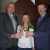 Der Ochsenfurter Stadtwein des Jahres 2018 kommt vom Kleinochsenfurter Weingut Norbert Schreck (links). Es ist eine Kerner Spätlese 2015. Mit im Bild Anne Derday (Leiterin Tourist-Info), rechts Bürgermeister Peter Juks.