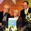 Außergewöhnliche Verdienste gewürdigt: Beim Neujahrsempfang der Stadt Lauda-Königshofen im Rathaus in Lauda gab es die Bürgerehrennadel des Landes Baden-Württemberg für Hannelore Schifferdecker, hier mit Verwaltungschef Thomas Maertens (rechts) und dem Sprecher der  Barrelhouse Jazzband, Dieter Nentwig.