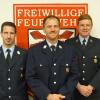Kommandant Sebastian Müller (links) zeichnete zusammen mit Vorsitzendem Florian Becher (rechts) Christian Johannes für 25 Jahre aktive Tätigkeit bei der Feuerwehr Niederlauer aus.