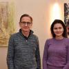 (ger)   Das Weinhaus Schaffner ist um eine Attraktion reicher. So stellt nun die Familie Büchner ihr Obergeschoss auch Künstlern für Ausstellungen zur Verfügung. Den Auftakt machen Gemälde von Olga Liashenko. Die in Haßfurt lebende Ukrainerin hat in ihrer Heimat Bildende Kunst studiert und die Techniken der Malerei, des Zeichnens und die klassischen Gesetze der Komposition erlernt. Außerdem beschäftigte sie sich viel mit alten Gemälden in musealen Sammlungen. Danach studierte sie in Deutschland an der Fachhochschule Erfurt im Fachbereich Konservierung und Restaurierung Wandmalerei und Architekturfassung. Sie kümmert sich um Denkmäler, deren Erhaltung und Weitergabe an die nachfolgenden Generationen ihr besonders am Herzen liegt. In Klöstern und Kirchen restauriert und untersucht sie künstlerische Nachlässe bayernweit. Malen bedeutet für sie die Umsetzung ihrer Gedanken und Emotionen in die Realität. So werden in ihren Bildern ihre Ideen wahr. Ihre Arbeiten sind im Weinhaus Schaffner bis Ende Januar montags bis mittwochs von 9 bis 19 Uhr, donnerstags von 9 bis 22 Uhr, freitags von 9 bis 19 Uhr und samstags von 9 bis 16 Uhr zu sehen. Die Ausstellungen im Februar/März sowie im April/Mai werden Perry Alka aus Haßfurt und Hannes Betz aus Westheim gewidmet sein. Das Foto zeigt Olga Liashenko mit Renée Büchner.