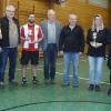(pk)   Nicht Gold, Weihrauch und Myrrhe, sondern Silber gab es bei dem zum 28. Mal ausgetragenen Dreikönigsturnier für Hobbytischtennisspieler. Die Tischtennisabteilung der SpVgg war der Ausrichter, die Gemeinde Dittelbrunn stiftete die Pokale, Bürgermeister Willi Warmuth spielte mit und überreichte anschließend den drei Erstplatzierten die begehrten Trophäen. Die zahlreichen Zuschauer und Helfer sahen auch in diesem Jahr spannende und hochklassige Spiele – aber wieder die gleichen Sieger wie 2017, heißt es in einer Pressemitteilung. Das Siegerfoto zeigt: (von links) Sven Kolitsch (2. Herren), Thomas Walter (3. Herren), Bürgermeister Willi Warmuth, Seriensieger Rahim Butt, SpVgg-Vorsitzender Reinhold Geißler, Abteilungsleiter Werner Fischer, Kerstin Neu (2. Damen), Jaqueline Brändlein (3. Damen) und wie im Vorjahr die Siegerin bei den Damen Anna Kathrin Dürr.