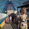 Juno Temple als Carolina vor dem Riesenrad, das Woody Allens Film „Wonder Wheel“ den Titel gab.