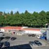 Der rechte Teil des Gebäudekomplexes (in etwa ab den beiden dunklen Fahrzeugen) an der Ecke Oberer Marienbach/Schützenstraße bleibt stehen, der linke Teil wird für einen neuen Biomarkt abgebrochen.