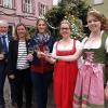 Die Iphofer Weinfreundschaften waren im Jahr 2017 eines der Highlights des Tourismuskalenders. Tourist-Informations-Leiterin Claudia Bellanti (Zweite von links) freute sich mit (von links) Bürgermeister Josef Mend, der Fränkischen Weinkönigin Silena Werner, Iphofens Weinprinzessin Marie-Louise Fischer und der Nenzenheimer Kollegin Christina Hartmann über die vielen Gäste.