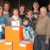 (gab)   Für den Tag des Schreiners hatten fleißige Helferinnen Kuchen gebacken, der gegen Spenden an die Besucher der Schreinerei Feser abgegeben wurde. Durch den Verkauf kamen laut der Pressemitteilung der Firma 600 Euro zusammen, von denen je 300 Euro an das Kinderhospiz Sternenzelt MSP in Marktheidenfeld und an den Tierschutzverein MSP für das Tierheim in Sackenbach gespendet wurden. Zudem hatte die Firma Feser ein Gewinnspiel veranstaltet, bei dem vier Spielewürfel aus Holz im Wert von je 150 Euro gewonnen werden konnten. Erik Spahn (Langenprozelten, nicht auf dem Foto), Werner Mikschik (Gemünden), Marion Röder (Karlstadt), Sabine Meyer (Schönau) freuten sich über den Gewinn. Das Bild zeigt (von links): Annette Rosskamp (Kinderhospiz Sternenzelt), Felix Feser, Hannelore Joswig (Tierschutzverein), Sabine Meyer, Marion Röder mit Kindern, Michael Feser, Werner Mikschik und Frank Feser.