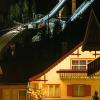 Wenn es dunkel wird in diesen Tagen in Oberstdorf, schieben sich Massen an Besuchern durch die Fußgängerzone. Spektakulär dabei ist: Die beiden beleuchteten Skisprung-Schanzen sind zum Greifen nah.