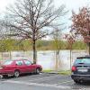 Der Parkplatz am Gries versinkt bei Hochwasser immer tiefer im Main und mit ihm einige dort abgestellte Fahrzeuge.