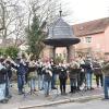 In einigen Orten des Landkreises Schweinfurt ist es Tradition, das alte Jahr musikalisch zu verabschieden. So zogen auch in Theilheim die Musikanten durchs Dorf, um für die Ortsbevölkerung aufzuspielen und einen „Guten Beschluss“ zu wünschen. In Theilheim ist traditionell der Dorfbrunnen die letzte Station. Die Musikanten werden hier mit Beifall, Getränken und Weihnachtsgebäck belohnt.