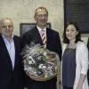 Das Bild zeigt in der Mitte den Jubilar Matthias Behr sowie (von rechts) die Vorstandsmitglieder des Fecht-Clubs Tauberbischofsheim Thomas Bayer, Beate Christmann, Lothar Derr und den Personalratsvorsitzenden Jörg Hoch.