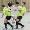 Die FV Gemünden/Seifriedsburg war der Sieger beim Fußball-Hallenturnier der SG Burgsinn, dem „23. Solarsoccer Center Midnight Event“. Im Finale setzte sich der Kreisligist mit 3:1 gegen den FV Karlstadt durch, der als Vorjahressieger und Bezirksligist favorisiert ins Endspiel gegangen war. Zwei Tore für die Fußballvereinigung erzielte Artur Jurkin. Um den Einzug ins Finale hatte Gemünden/Seifriedsburg allerdings bangen müssen, im Halbfinale gegen den FC Gössenheim musste das Team ins Neunmeterschießen.  Insgesamt hatten elf Teams an dem Turnier teilgenommen. Die zahlreichen Zuschauer auf der Tribüne sahen in der Nacht vor dem Jahreswechsel attraktive Partien. Dabei wurde nicht nach Futsalregeln gespielt, sondern Hallenfußball mit Bande in traditioneller Form. Im Bild: Artur Jurkin (Bildmitte) im Zweikampf mit Lukas Schlegel (links) und Nikolai Franz vom SV Rieneck.