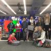 (spf)   Zehn Kinder und Jugendliche aus dem Landkreis Schweinfurt hatten Weihnachten einen Grund mehr zur Freude: Sie haben bei der Wunschzettelaktion des Elektronikfachmarktes „expert“ ein Geschenk gewonnen. Die Teilnehmer durften nicht älter als 14 Jahre sein und hatten zuvor ihren Geschenkwunsch bis maximal 100 Euro auf Coupons mitgeteilt. Aus den 250 Wunschzetteln in der Losbox wurden die zehn Gewinner gezogen. „Karaoke-Maschinen, Spiele und Stereoanlagen standen ganz weit oben auf der Liste“, sagte Marktleiterin Saskia Stapf zu den Wünschen. Auf dem Foto zu sehen sind die Wunschzettelgewinner Fabio, Conrad, Sina, Nevio, Julia, Samantha, Samira, Melina zusammen mit Marktleiterin Saskia Stapf. Bei der Übergabe fehlten die Gewinner Moritz und Anna.