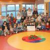 (rtr)   Beim Adventsmarkt der Gärtnerei Lang in Wiesentheid hat der Kindergarten St. Mauritius jedes Jahr die Möglichkeit, die Gäste mit Glühwein, Punsch, Lebkuchen und Plätzchen zu versorgen. Ein Team der Gärtnerei spendiert Geld für die Einkäufe von Glühwein, Lebkuchen und die anderen Waren, geht aus der Mitteilung an die Presse hervor. Durch eine zusätzliche Spende des Betriebs wurden die Einnahmen aufgebessert, so dass sich der Kindergarten über 500 Euro freut, die dem Engagement des Betriebs zu verdanken sind. Mit einem Konzert des Kinderchors und einem Adventsgedicht bedankten sich die Kinder bei Seniorchefin Anni Lang (hinten, links), die die Spende an die Kindergartenleiterin Maria Stadtelmeyer-Limbacher (hinten, Zweite von links) und die Elternbeiratsvorsitzende Rebecca Manz  (hinten, Dritte von von links) überreichte.
