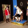 Scapin und Scapine (Jeannette und Jutta Ziegler) wollen dem Kaiser neue Kleider anfertigen.
