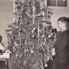 Nur zu Festtagen, wie zu Weihnachten, wurde die „gute Stube" bei den Friedrichs geöffnet. Dort stand der Christbaum, auf einem Tischchen lagen die Geschenke, über die sich Hanns Friedrich (im Bild) als kleiner Bub natürlich mächtig gefreut hat.