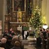(ela)   Über 100 Besucher kamen zum vorweihnachtlichen Adventskonzert mit dem Blechbläserensemble Tetila-Brass in die Pfarrkirche St. Sebastian in Reupelsdorf. Die sechs Musiker aus Reupelsdorf und Dettelbach,  Richard und Fabian Weiß, Roland Gast, Peter Wunder, Dieter Ehrbar und Ralf Dieter Kettermann, bekamen für ihr großes Repertoire, das von klassischen deutschen Weihnachtsliedern über amerikanische Christmas-Songs bis hin zu fränkischer Adventsmusik reicht, großen Beifall, heißt es in einer Mitteilung an die Presse. Adventsgedichte und Weihnachtslieder zum Mitsingen, die von Patricias Zang an der Orgel begleitet wurden, rundeten das Konzert ab. Im Anschluss konnten die Gäste bei Glühwein und Lebkuchen den Abend ausklingen lassen. Mehrere hundert Euro kamen an Spenden zusammen, die die Kirchenverwaltung Reupelsdorf einem sozialen Zweck zuführen wird, heißt es am Ende der Pressemitteilung.