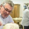 „Werner der Frisör“ hört nach 50 Jahren im Beruf auf. Der Vollblut-Haareschneider Werner Hogen ist 65 Jahre alt und schließt seinen Salon in der Franziskanergasse zum 30. Dezember. Auch der Altbürgermeister von Margetshöchheim Günther Stock lässt niemanden sonst an seine Haare.