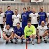 Fußball-Nostalgiker kamen beim 25. Silvesterturnier in Rimpar auf ihre Kosten. Die „ASV Rimpar Old-Stars“, eine vom ASV-Ehrenvorsitzenden Peter Sträßer zusammengestellte Auswahl aus ehemaligen Kickern in der Marktgemeinde, trat gegen eine Vertretung der Main-Post an. Und dass es die früheren Fußballer gerade technisch noch drauf haben, bewiesen sie bei ihrem 6:4-Erfolg über die Main-Post.  Im Bild die Teams: (hinten von links) Wolfgang Endres, Rainer Scheller (beide ASV Rimpar Old-Stars), Heiko Heckner (Main-Post), Matthias Grieb (Old-Stars), Thorsten Werner, Tobias Lehra (beide Main-Post), Ralf Dinkel (Old-Stars), Kai Dunkel (Main-Post), Norbert Schooten, Thomas Wedel (beide Old-Stars), Luca Graf (Main-Post), (vorne von links) Schiedsrichter Holger Geis, Florian Preisendörfer (Main-Post), Helmut Fröhlich (Old-Stars), Frank Kranewitter, Uli Sommerkorn (beide Main-Post), Georg Schwab (Old-Stars), Alexander Rausch (Main-Post) und Stefan Johannes (Old-Stars).