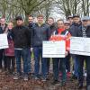Auf den Obereisenheimer Berg oberhalb von Schwanfeld hatten die Mitglieder des Vereins Container Vertreter von vier Institutionen eingeladen. Sie übergaben Spendenscheck aus dem Erlös des Bergamo-Events.