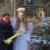 Erster Weihnachtsmarkt am Baumwipfelpfad Ebrach. Die Leiterin Miriam Langenbucher erhält vom Christkind (Elisabeth Holsten) den Schlüssel für den Weihnachtsmarkt.