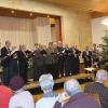 Der Männerchor unter der Leitung von Christian Meyer bei der Vorweihnachtsfeier des Gesangvereins Harmonia im großen Saal der Frankentherme.